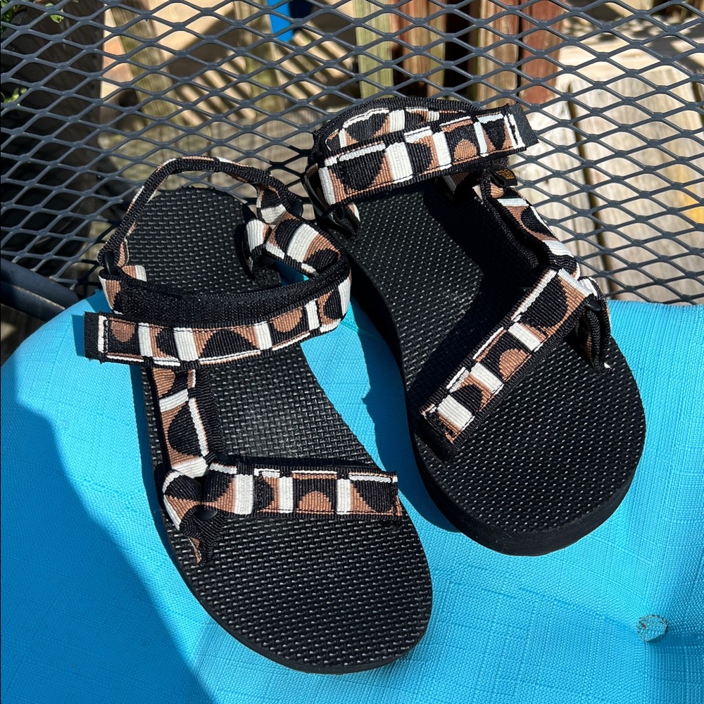 Teva Women's Midform Sandals with Black Brown and Cream Patterned Straps. NWOT